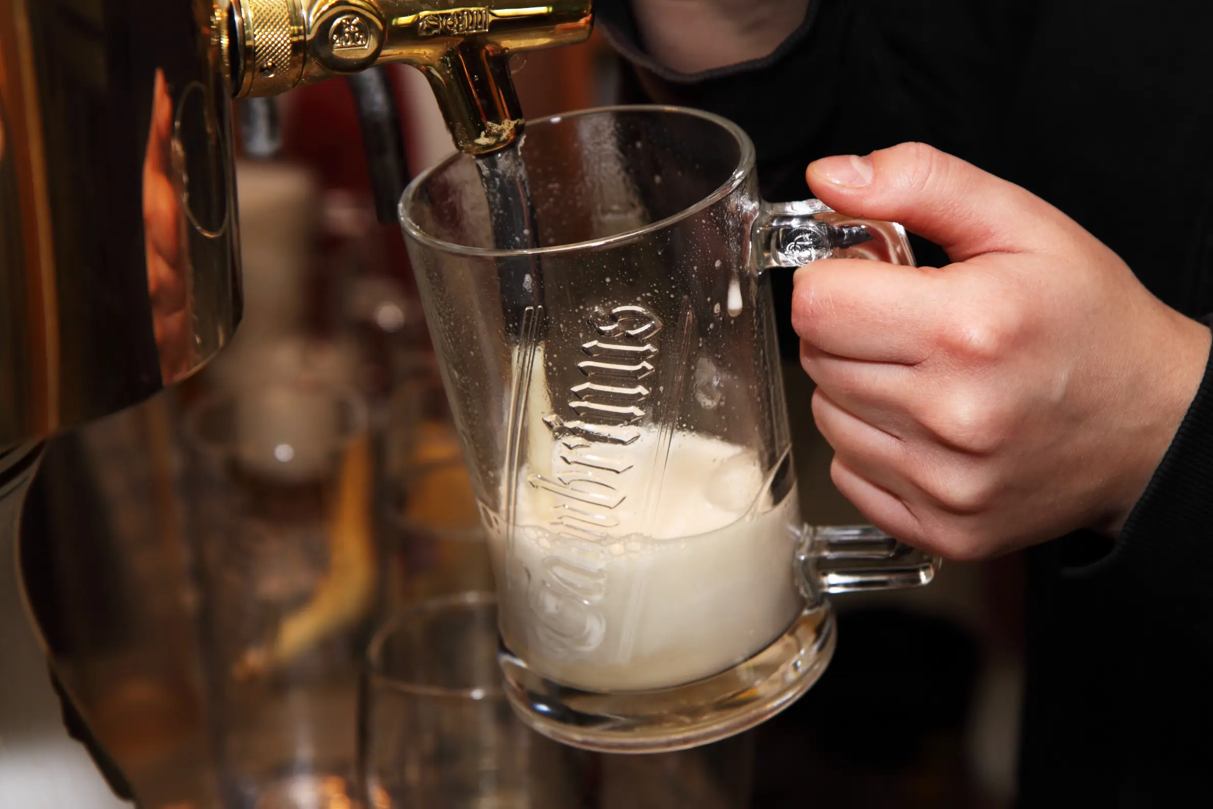 hand-liquid-wine-glass-restaurant-bar-1358945-pxhere.com_